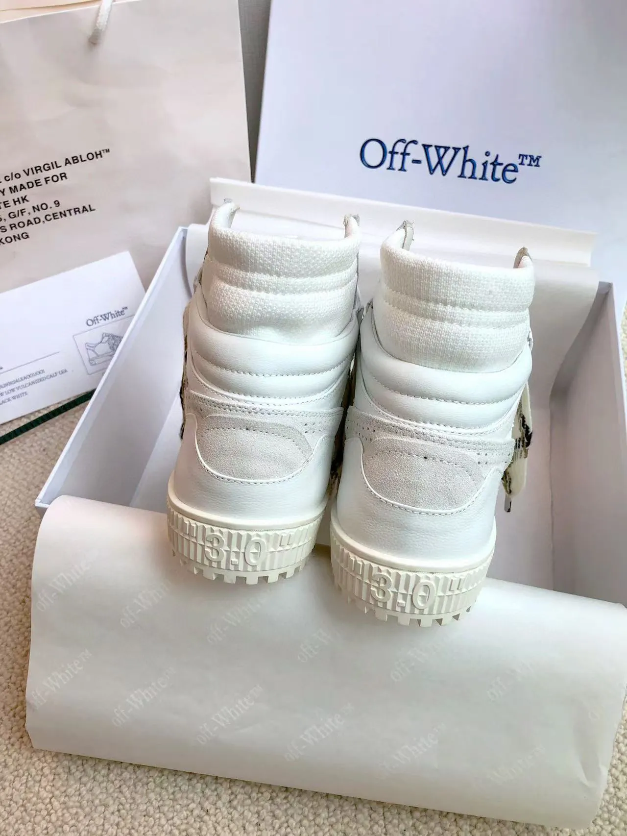 Men's shoes💰620 OFF WHITE ⚡️Couple style⚡️🍓New color🍓 The latest spring model of Gaobang street casual Martin style masterpiece, released the highest quality version on the market 👊 Series original mold opening, original lasting, production technology 1:1 original ➰🔜The best choice for more and more celebrities and Internet celebrities🔸In the classics Changes in the code🔸Innovate in the trend🔸Strive to break away from the shackles of bad street design🔝Although he is not the originator of fashion design, he is definitely a shining dark horse in avant-garde design🐴🆙Do not follow the trend🔅Not universal beauty🔅 Fabric💯First-layer cowhide Lining💯Imported skin-friendly and environmentally friendly polyester mesh Foot pads💯Original molded high-elastic environmentally friendly molding pads Midsole💯Original sleeve lasting process Outsole💯Rubber outsole Packaging💯Official website synchronizes a full set of packaging (brand wrapping paper, brand certificate, brand bag) code number 35-44, 45 customized